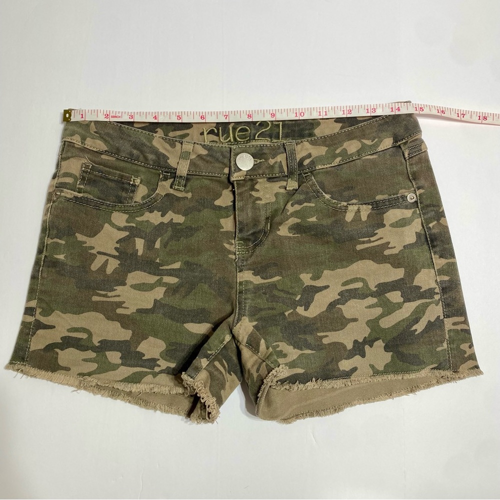 RUE 21 Camo Cut-Off Frayed Hem Women’s Shorts Size 5/6 - Picture 4 of 6
